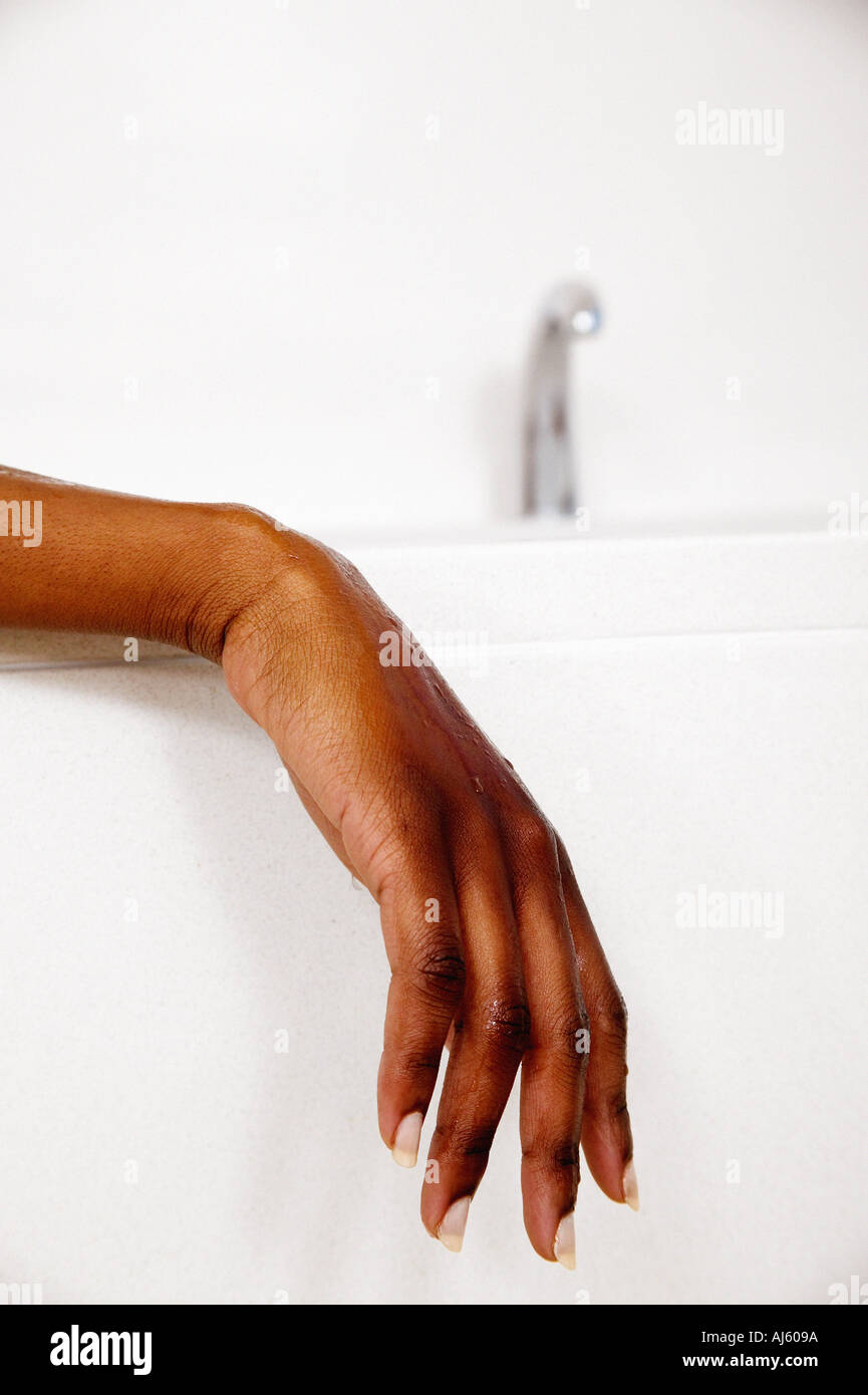 Donna relax nella vasca da bagno Foto Stock