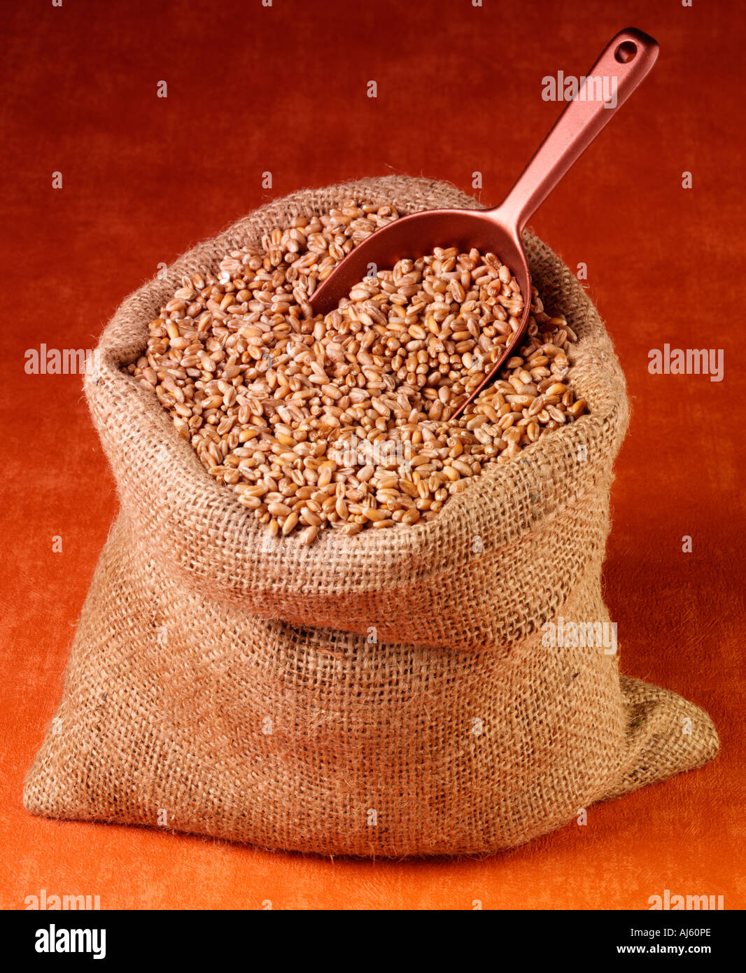 Sacco di interi grani di grano Foto Stock