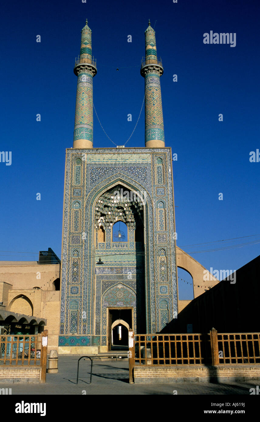 La Moschea Jameh e dei suoi alti minareti dominano la città vecchia di Yazd in Iran centrale Foto Stock