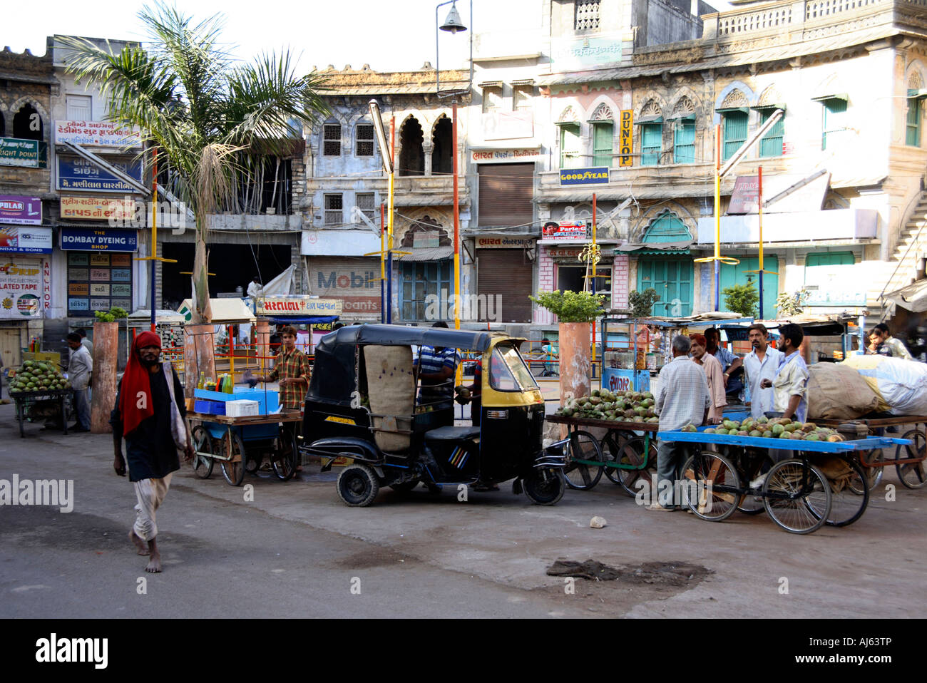 Commercianti di mercato che vendono le bancarelle di frutta e verdura nel centro della città di Junagadh, Saurashtra, Gujarat, India Foto Stock