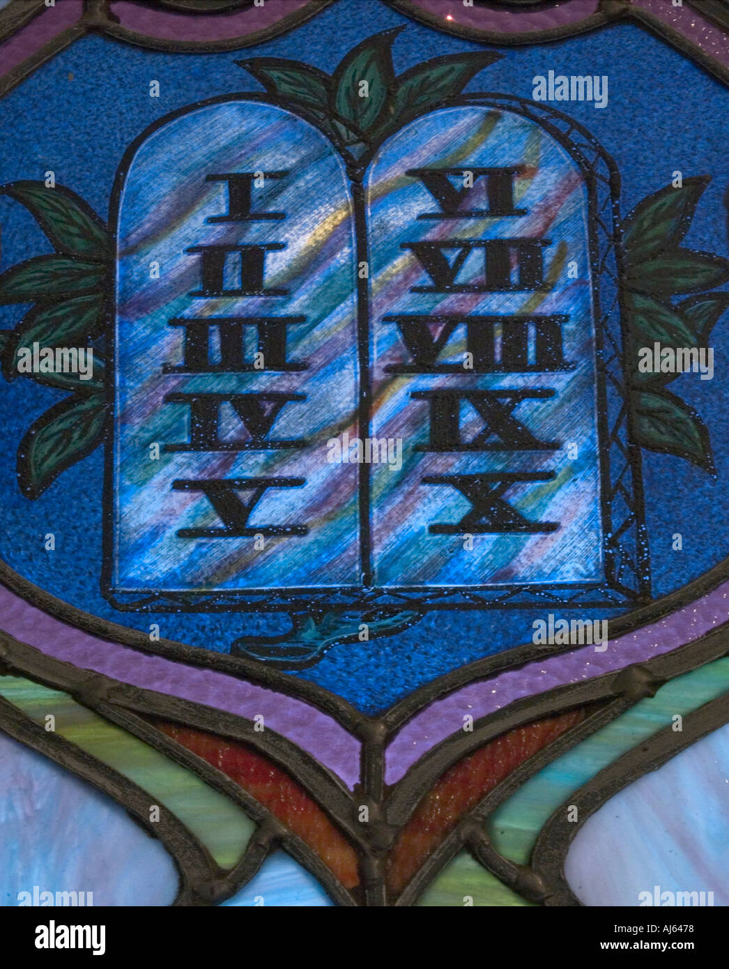 Vetrata della chiesa con i dieci comandamenti in colori vivaci, USA. Foto Stock