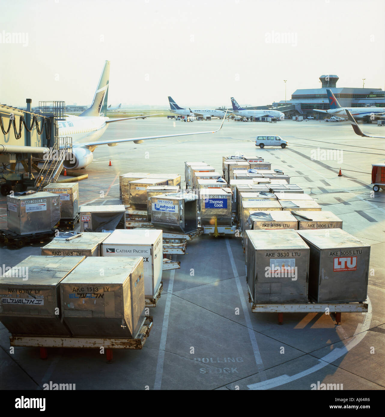 Air Cargo essendo caricati su piani dall'asfalto a Lester Aeroporto Pearson di Toronto Ontario Canada Foto Stock