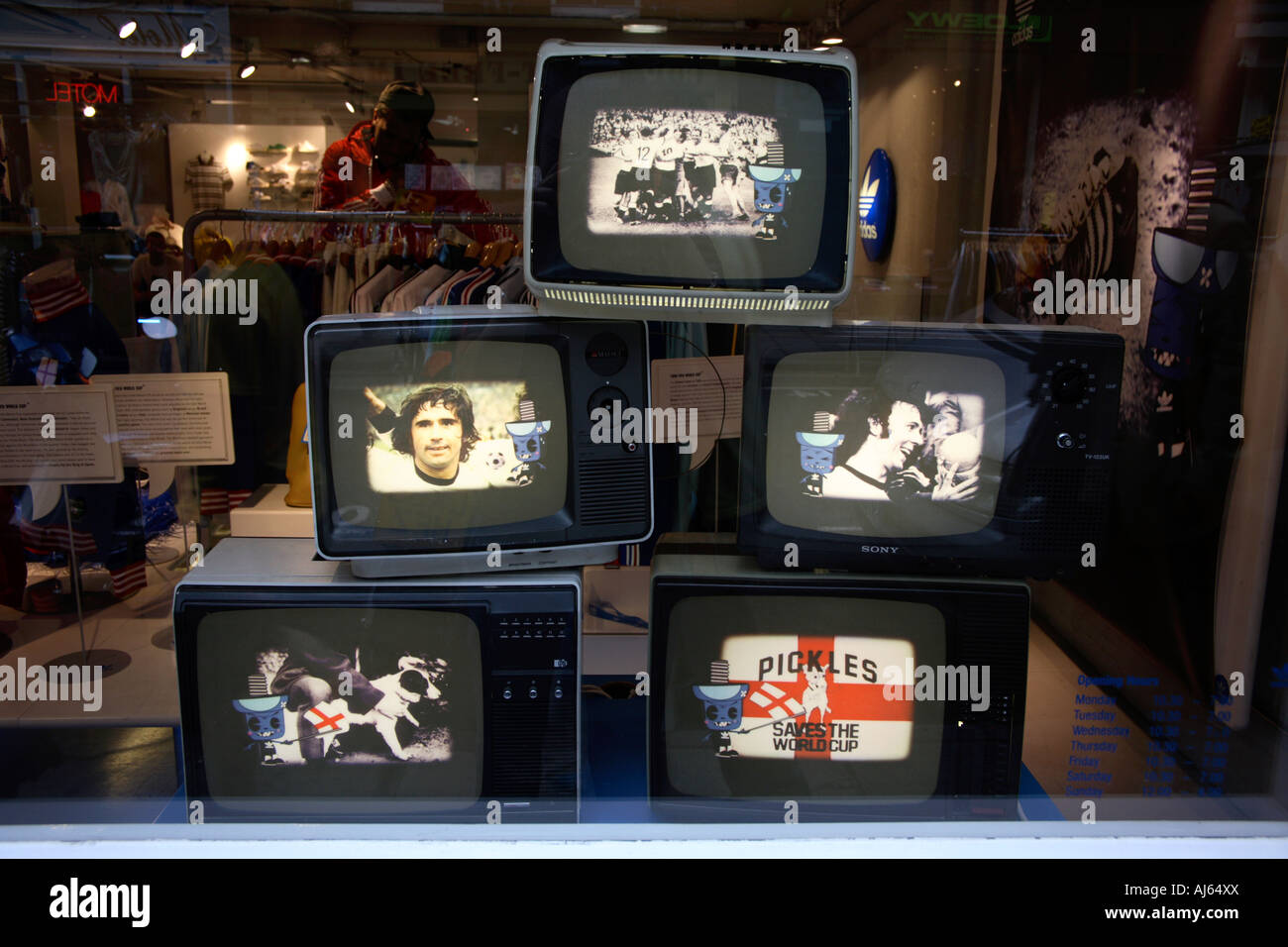 Schermi televisivi all'interno dell'adidas Store, Covent Garden, Londra, la fase finale della Coppa del mondo, 2006 Foto Stock