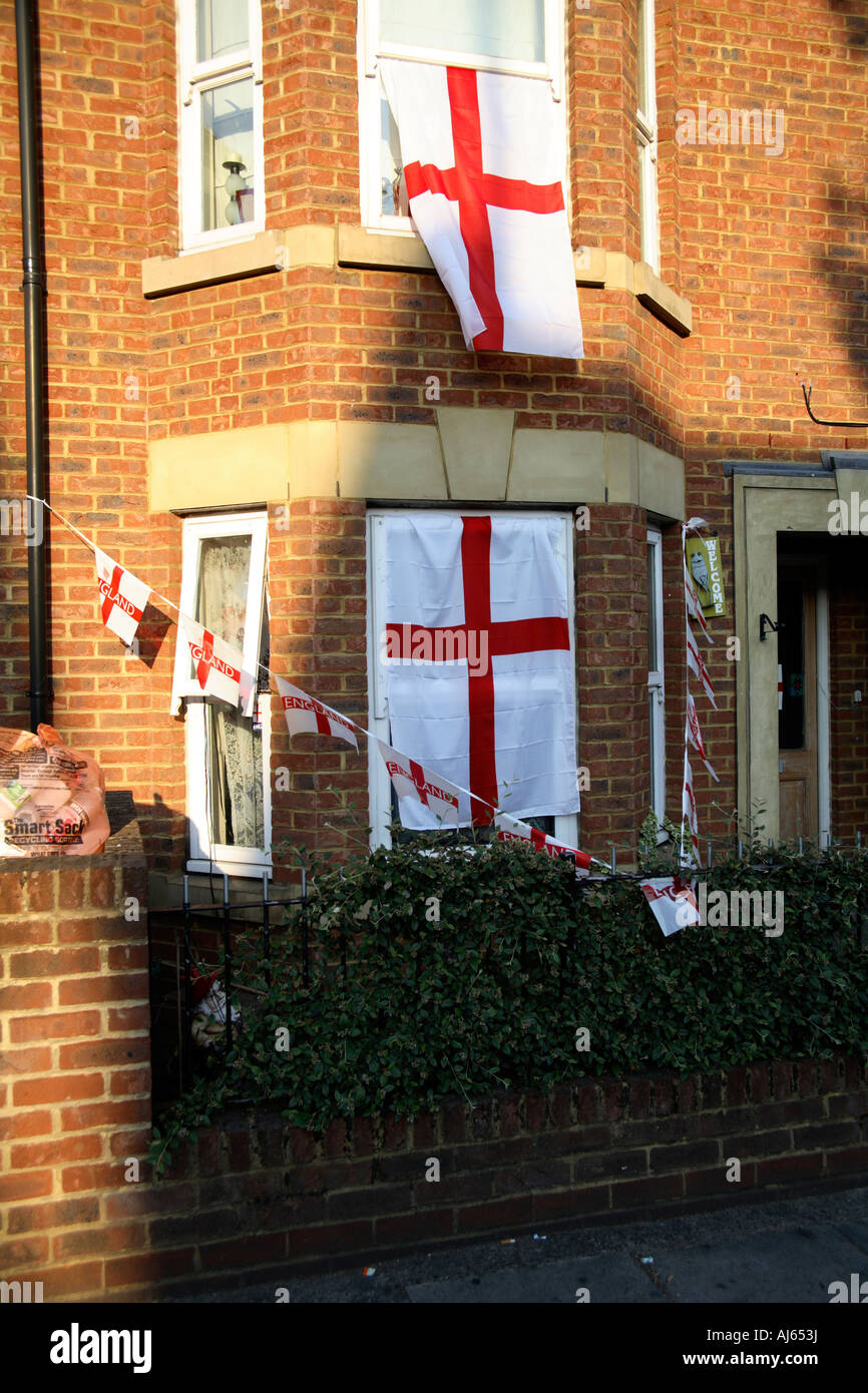 Croce di San Giorgio bandiere pendenti da case, Goldhawk Road, West London, 2006 Coppa del Mondo di calcio Foto Stock