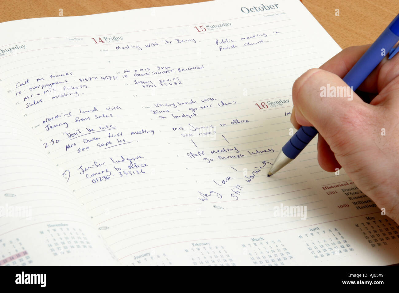 Un diario di pianificare con qualcuno che scrive un messaggio attraverso la pagina. Foto Stock