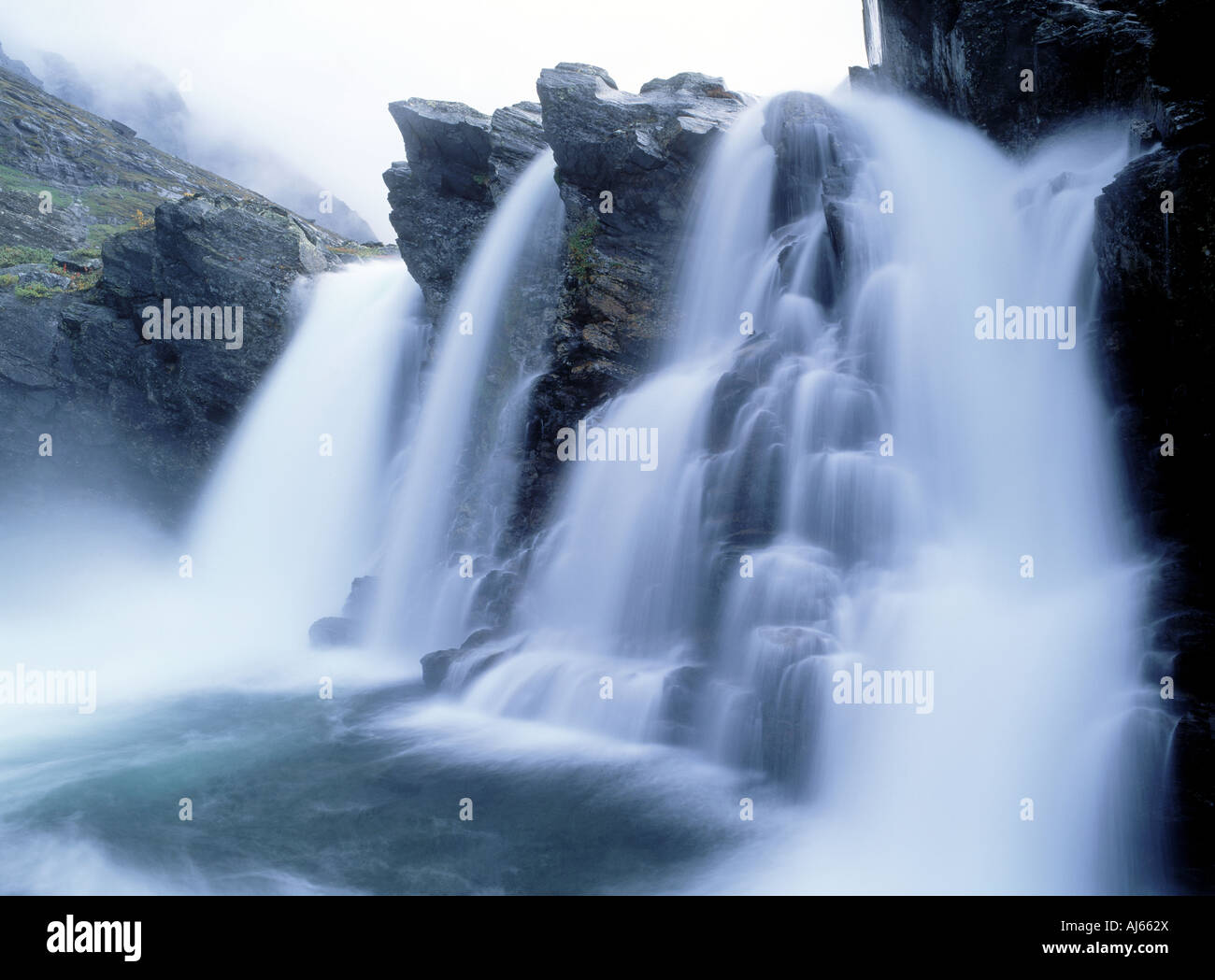 Fiume Latjo a cascata Latjovagge in Lapponia svedese del deserto artico Foto Stock