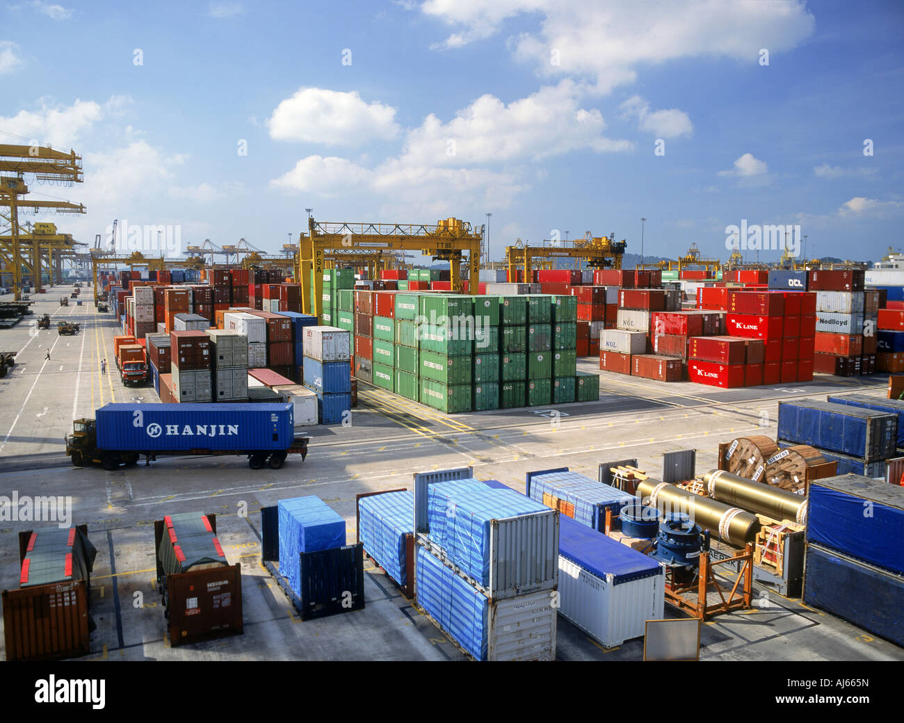 Cargo banchine di carico e delle navi nel porto di Singapore Foto Stock