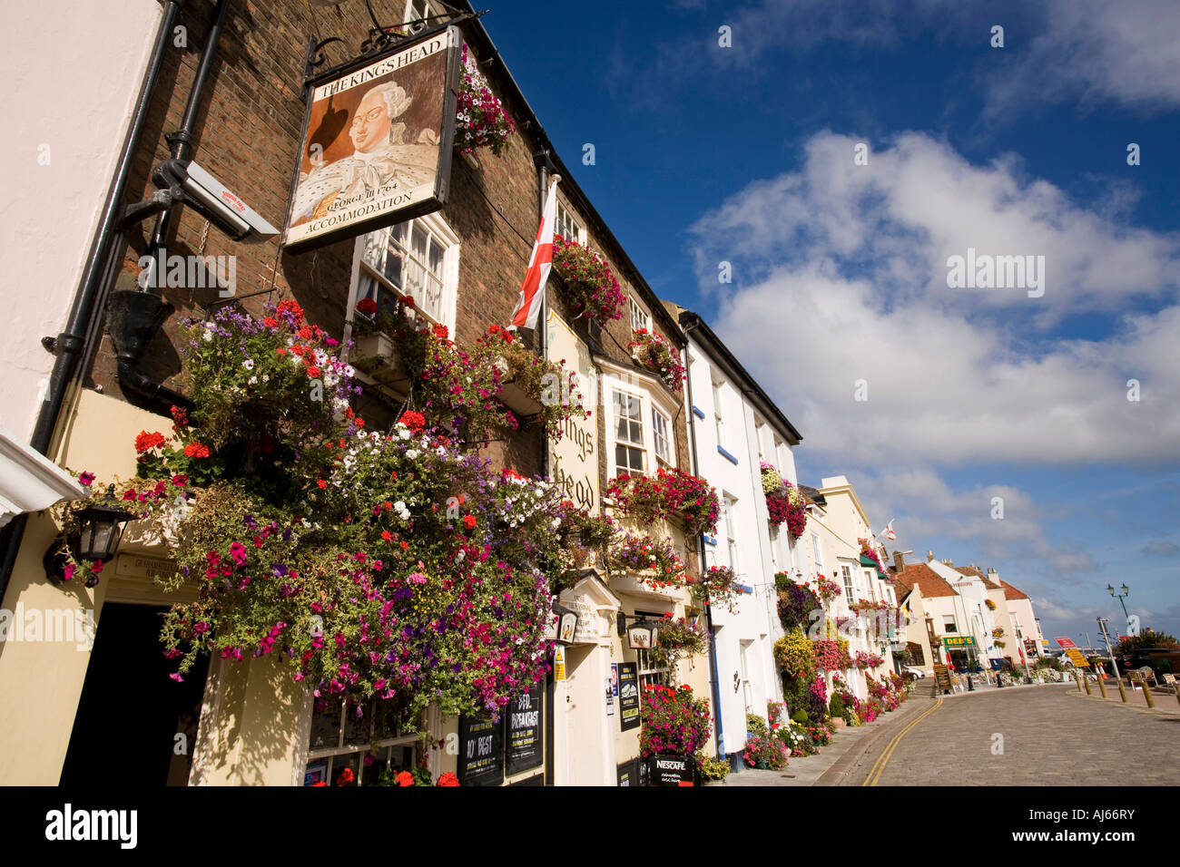 Regno Unito Kent Deal Beach Street lungomare colorato display floreale al di fuori il kings Head Pub Foto Stock