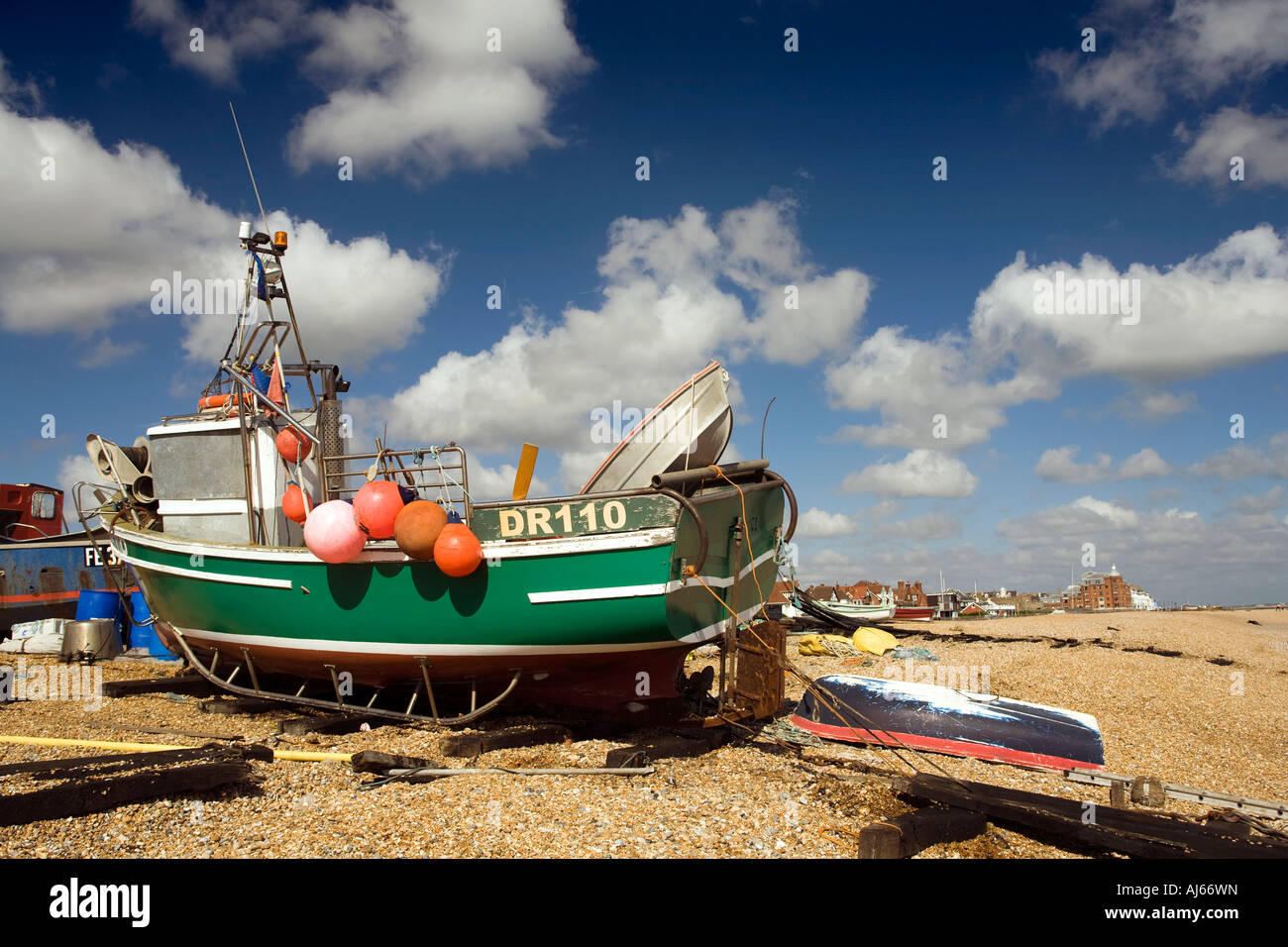 Regno Unito Kent trattare barche di pescatori sulla spiaggia Foto Stock
