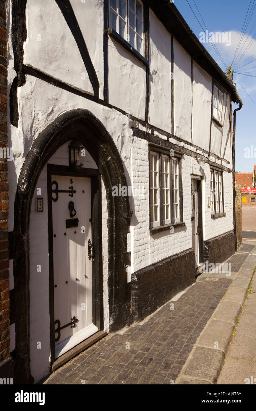 Regno Unito Sandwich Kent Vicarage Lane gotico antico portale ad arco incorporato in casa Foto Stock