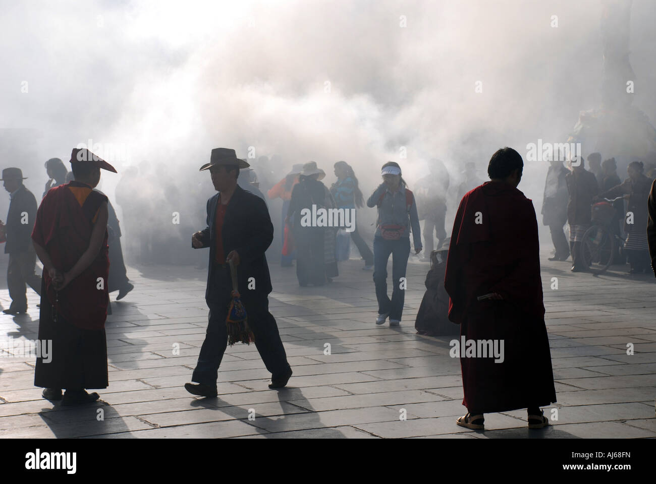 Ourists locali e stand in Barkhor area quadrata di Lhasa davanti il tempio del Jokhang Foto Stock