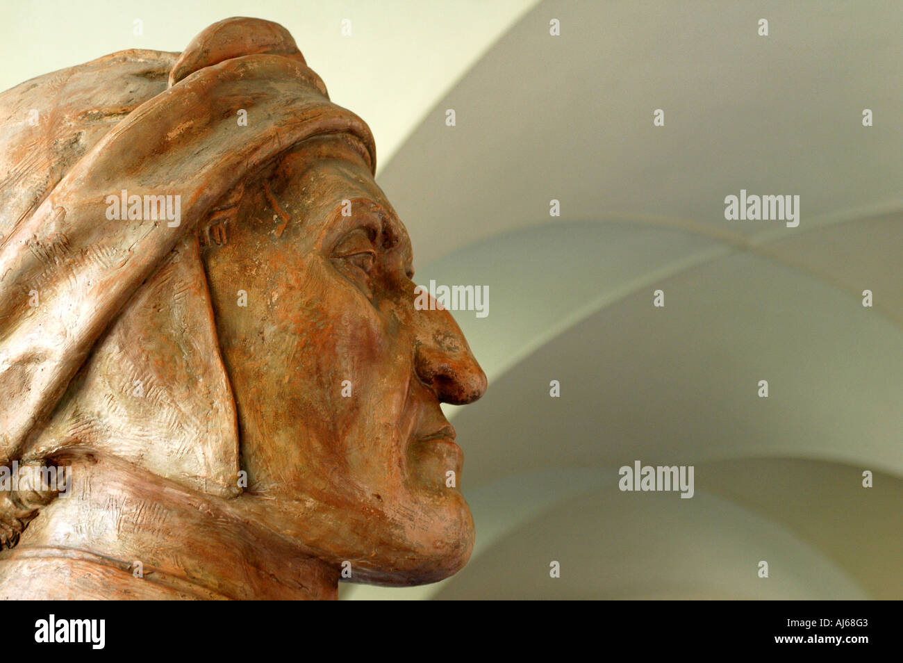 Un busto del poeta italiano Dante Alighieri nel chiostro del Museo Dantesco di Ravenna Emilia Romagna Italia Foto Stock