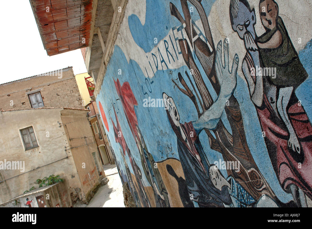 Uno Dei Murales Sulla Solidarieta Solidarieta Nella Citta Di Orgosolo Sardegna Italia Foto Stock Alamy