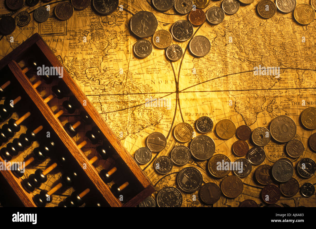 Abacus monete e vecchia mappa del mondo Foto Stock
