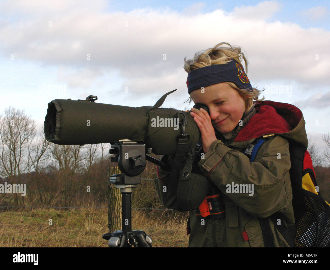Per il bird watching con spectiv; boy, bambino nella natura Foto Stock