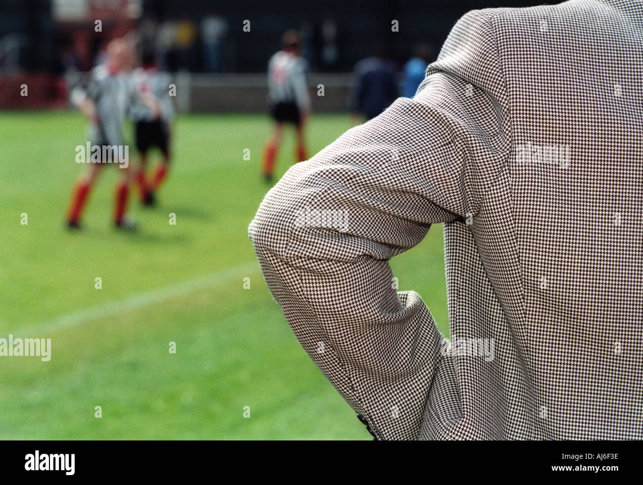 Credito MICHAEL CRAIG UK 07740 125873 Football Manager indossando un dente di cane giacca sportiva Foto Stock