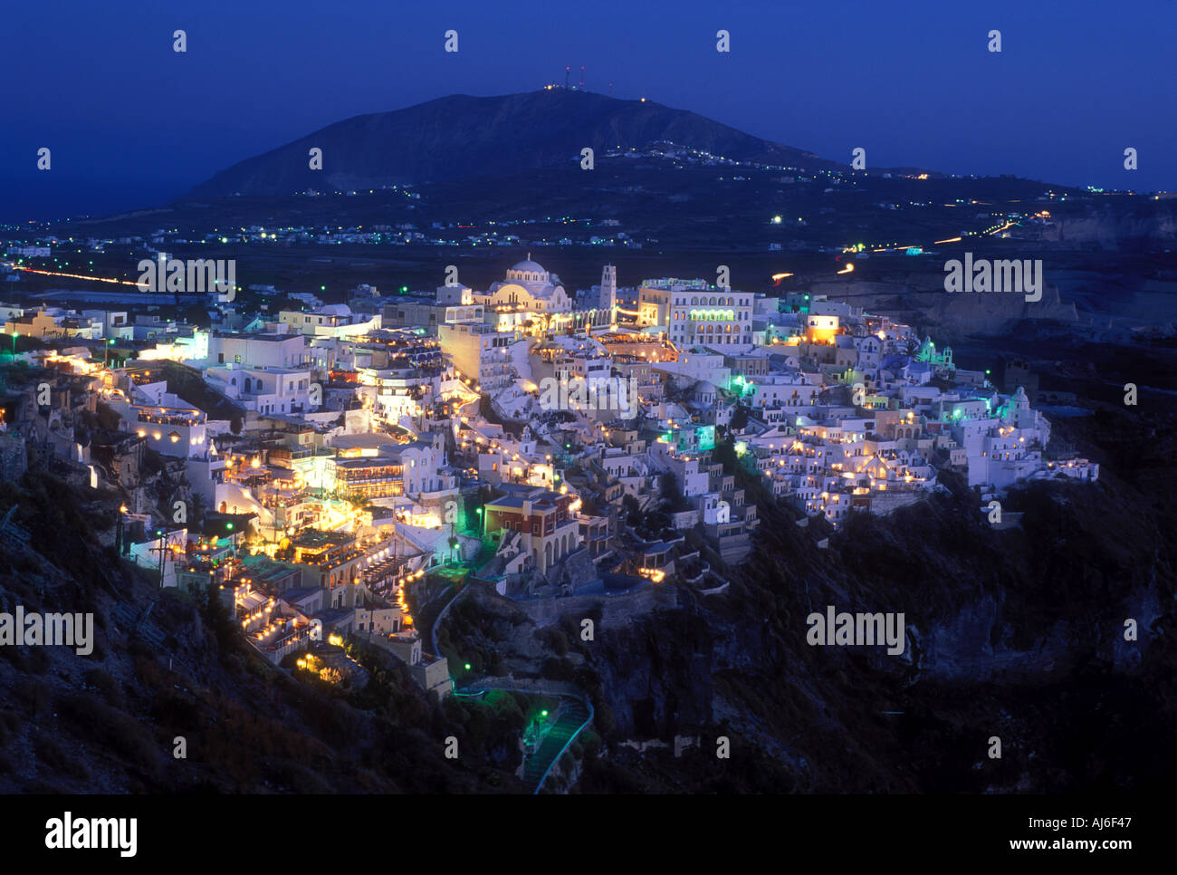Panoramica della città di Thira o Fira di notte sull'isola di Santorini in Grecia Europa Foto Stock