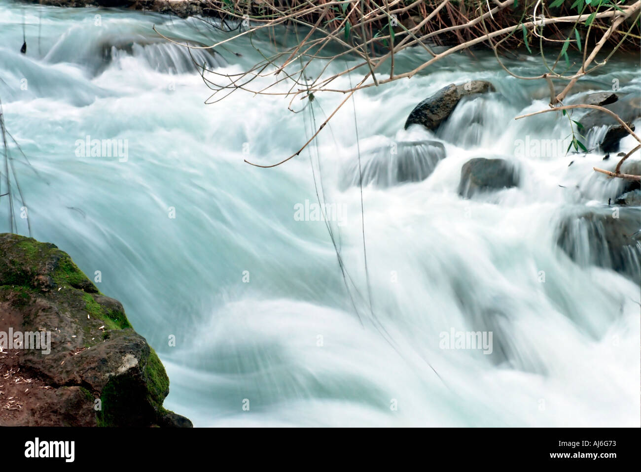 L'acqua che scorre in un Fiume Lento velocità otturatore Foto Stock