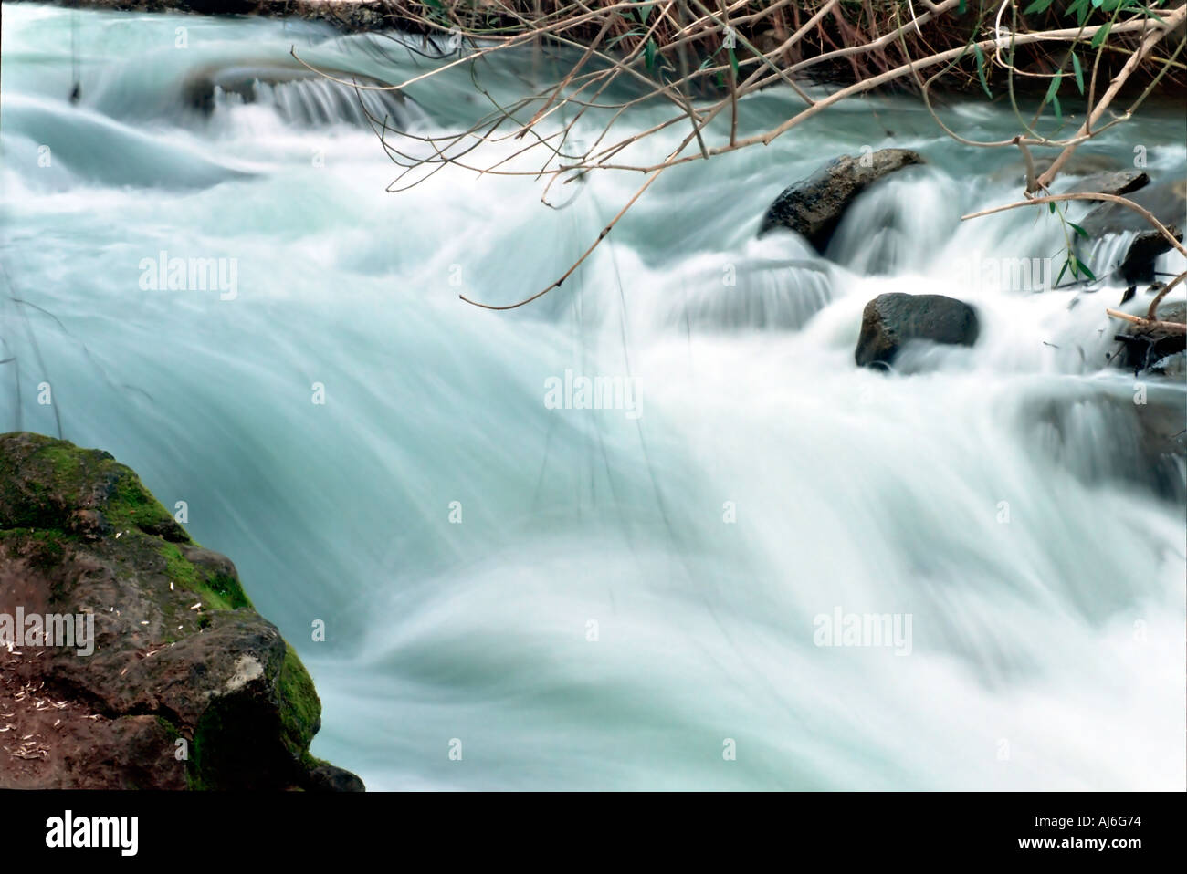 L'acqua che scorre in un Fiume Lento velocità otturatore Foto Stock