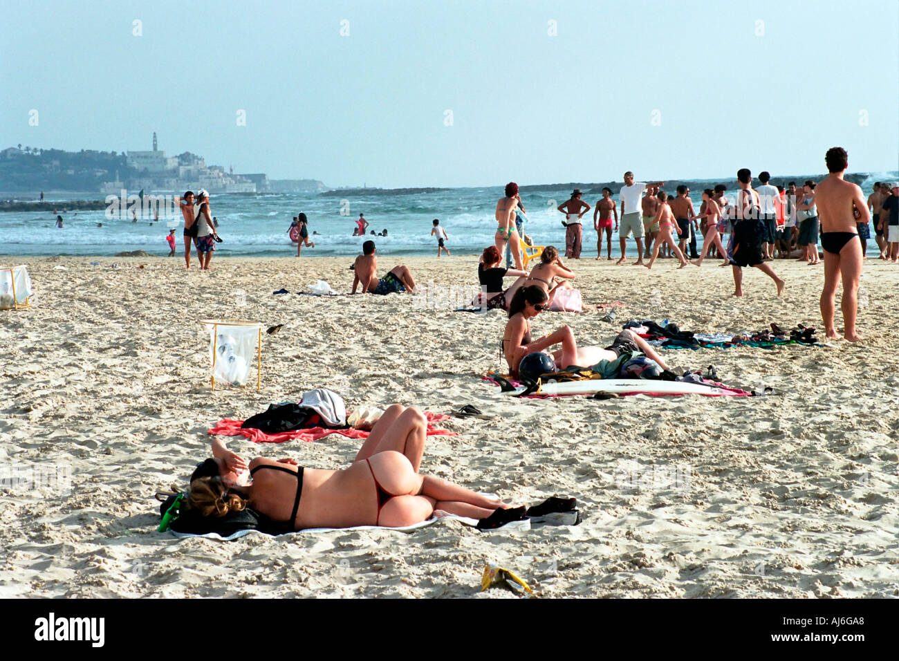 Israele Tel Aviv donna bagni di sole con un laccetto Foto Stock