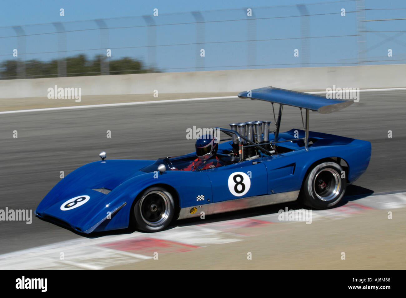 Jim Gallucci gare il suo 1969 Lola T 163 in occasione della trentaduesima Rolex Monterey Historic gare automobilistiche 2005 Foto Stock