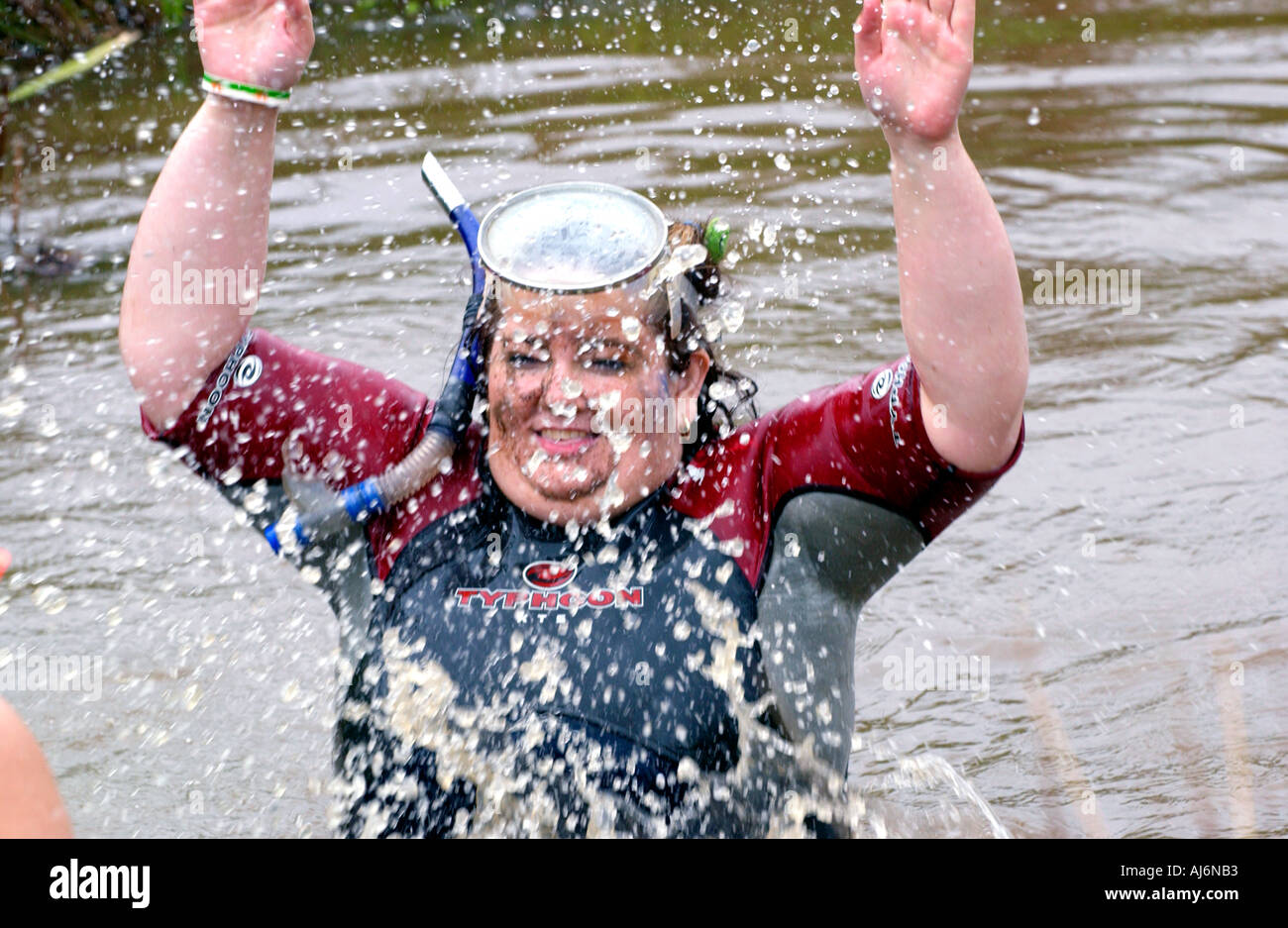 In Irlanda la Julia Galvin competere nel mondo Bog Snorkelling campionati a Llanwrtyd Wells Powys Wales UK Foto Stock