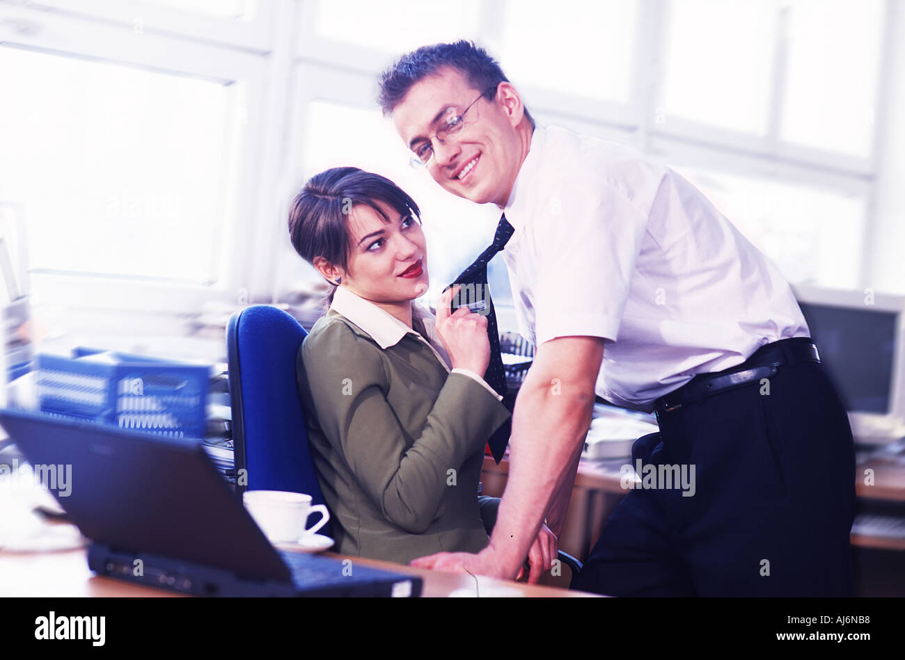 Donna 20 25 30 dipendente gazzetta piuttosto bella fringe marrone capelli Capelli marrone camicia collare portatile smart Foto Stock