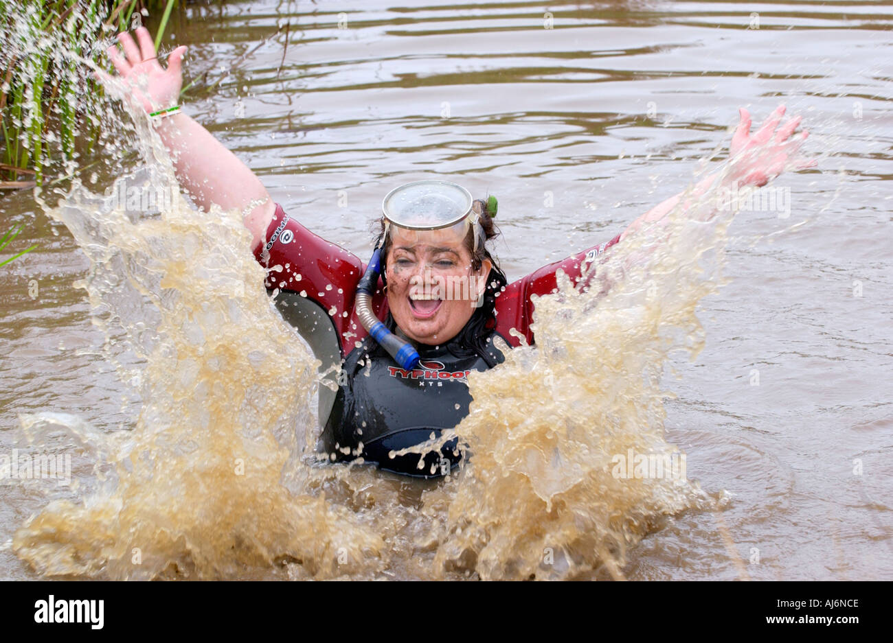 In Irlanda la Julia Galvin competere nel mondo Bog Snorkelling campionati a Llanwrtyd Wells Powys Wales UK Foto Stock