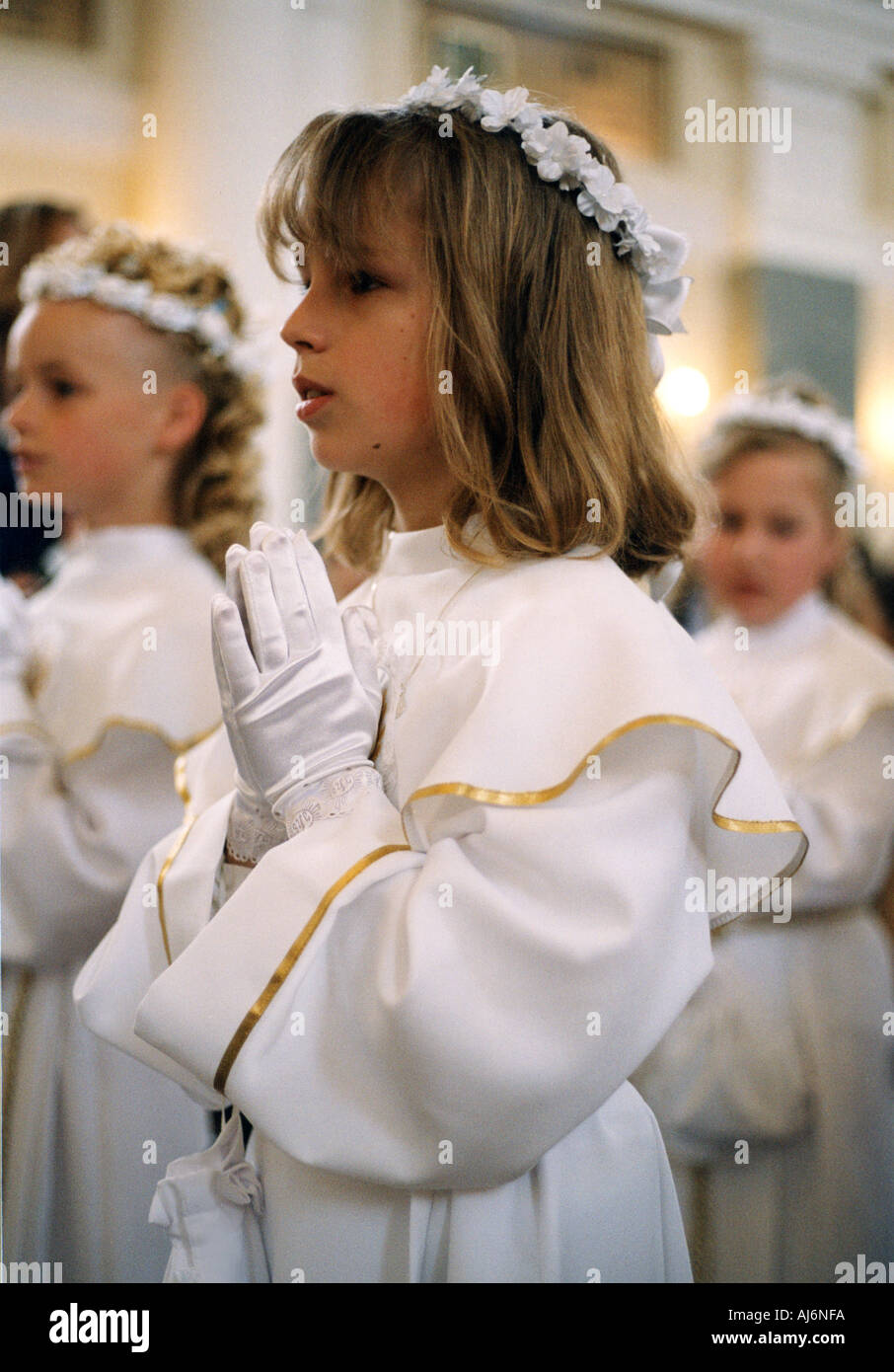 Piscina ragazze bionda bionda capelli biondi lunghezza di spallamento manto bianco permanente stand robe robes Foto Stock