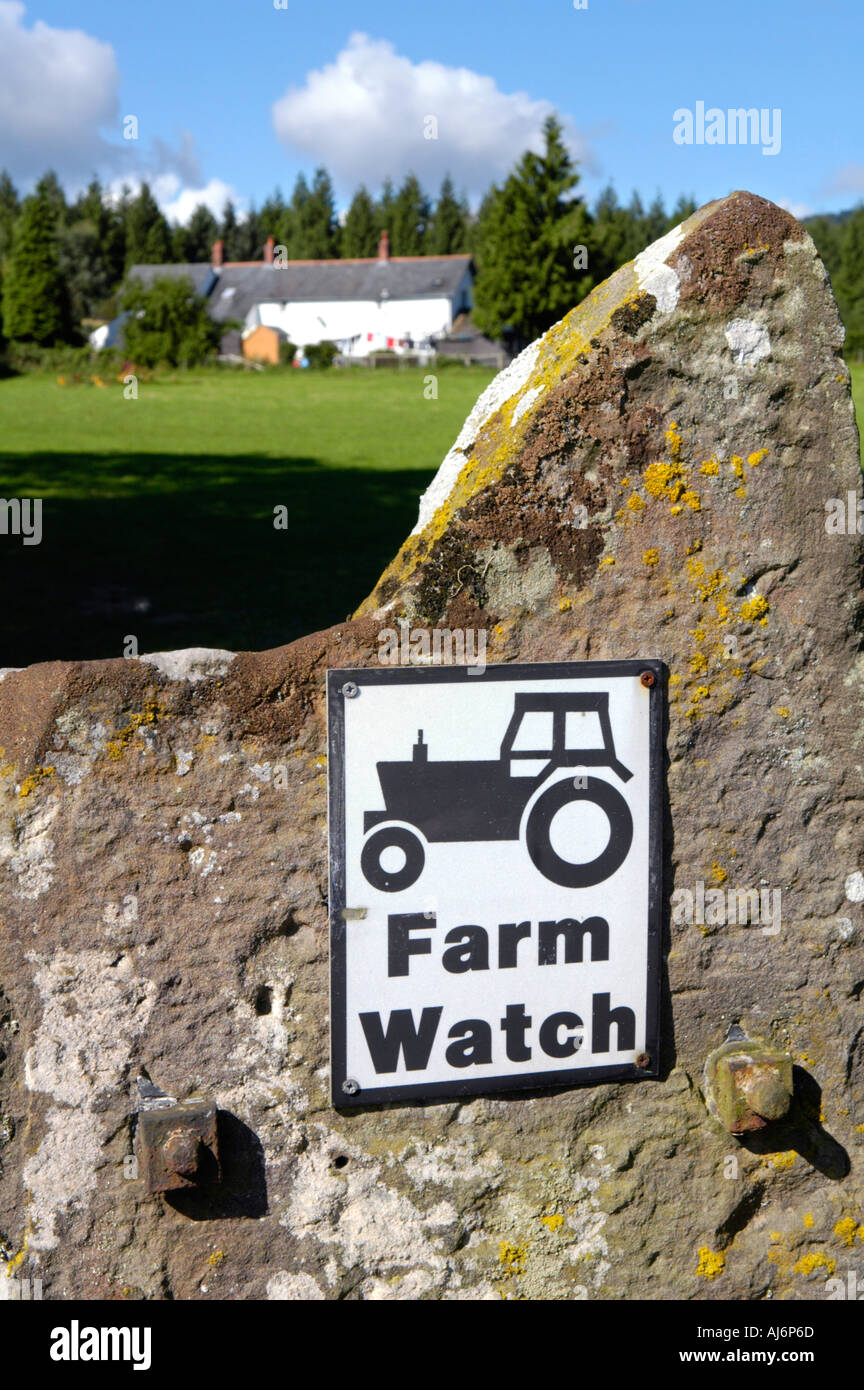 FARM guarda il cartello con il logo del trattore su una vecchia porta di pietra post all'entrata di una fattoria vicino a Abergavenny Monmouthshire Wales UK Foto Stock