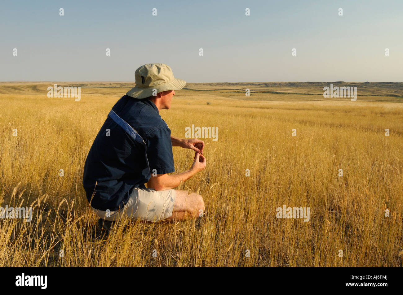 Escursionista prendere del tempo per godere della vista a praterie Parco Nazionale di Saskatchewan in Canada Foto Stock