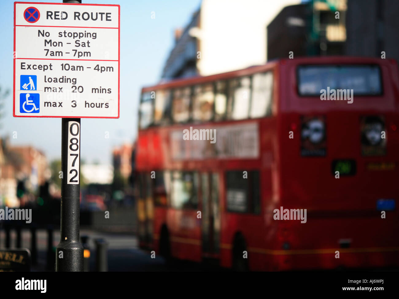 Percorso rosso segno sulla strada principale a Londra Foto Stock