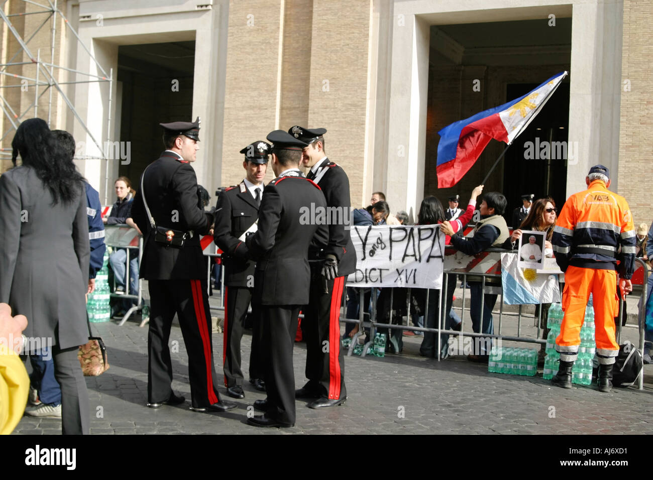 La polizia italiana ha il controllo di folla Vaticano Italia Foto Stock