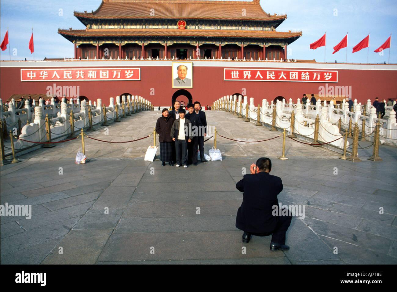 Gruppo di turisti cinesi in posa per la fotocamera davanti alla Città Proibita di Pechino CINA Foto Stock