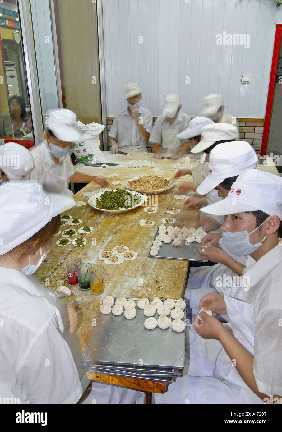 Preparare il cibo in una Pechino Ristorante cinese Cucina Foto Stock