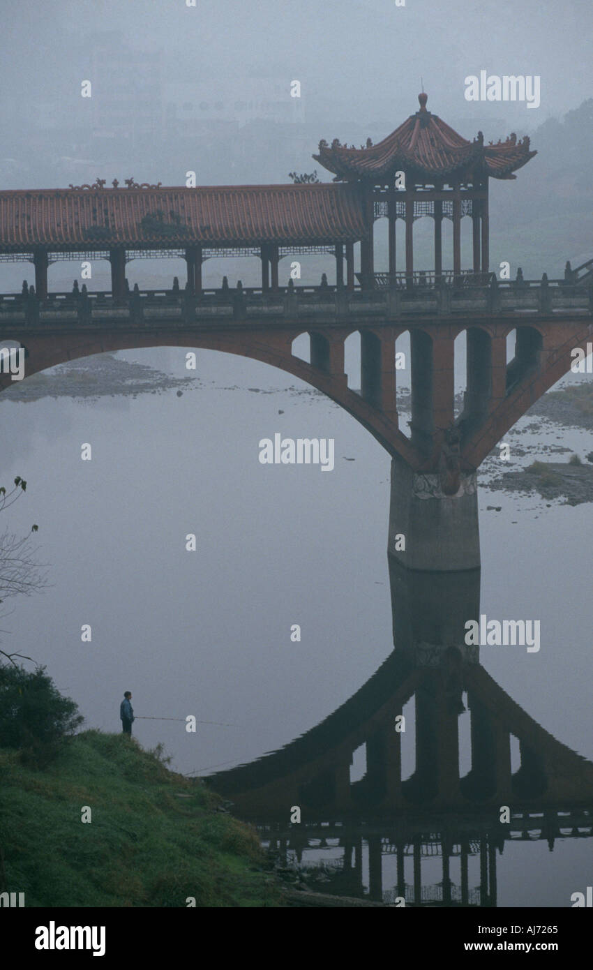 Ponte cinese di Leshan su Dadu Min River Foto Stock