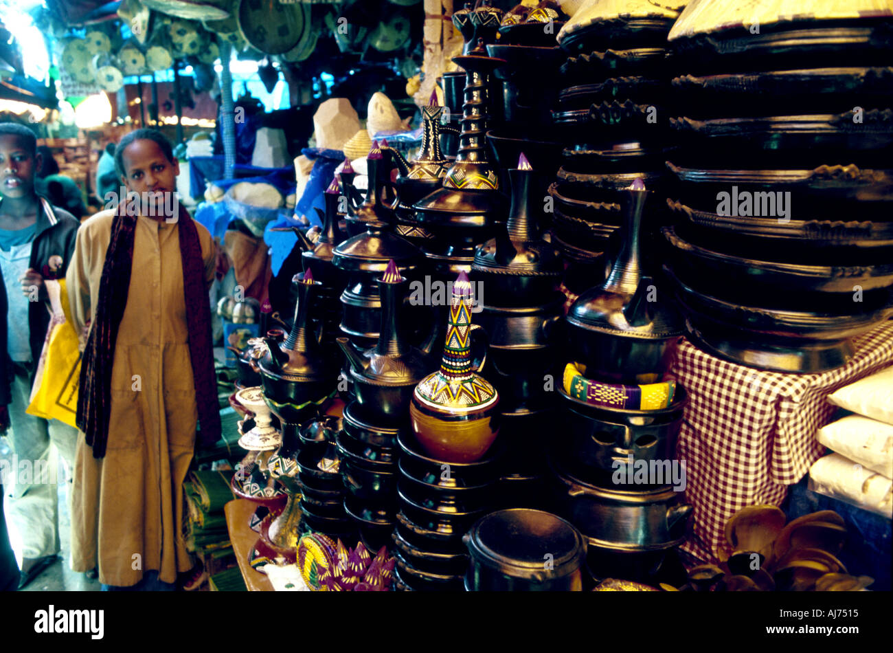 Una donna etiope la vendita di caffè pentole nel Merkato ad Addis Abeba , Etiopia , Africa . Foto Stock