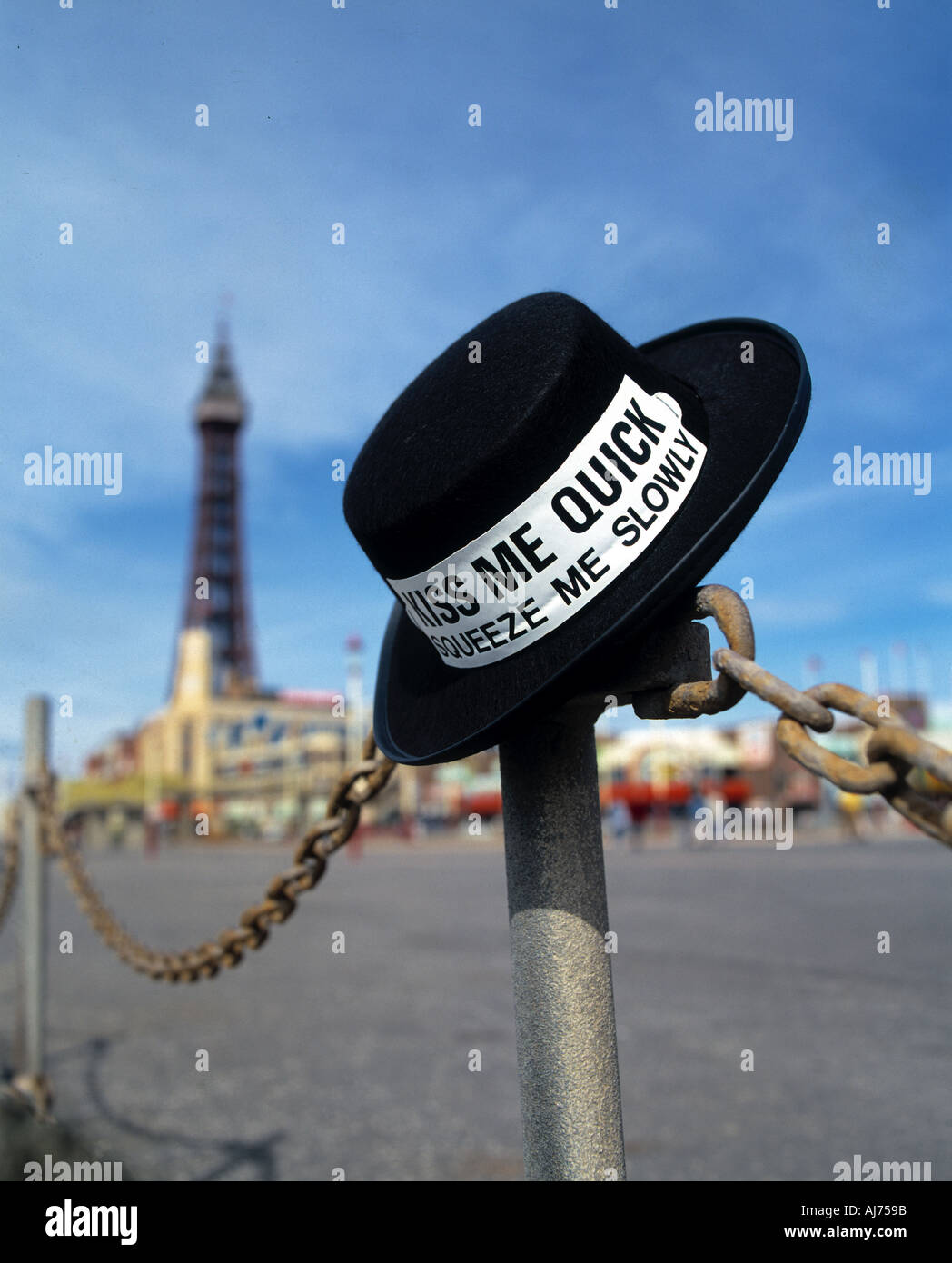 Blackpool, Inghilterra. Kiss me quick hat sulla spiaggia Blackpool Lancashire England Regno Unito Foto Stock