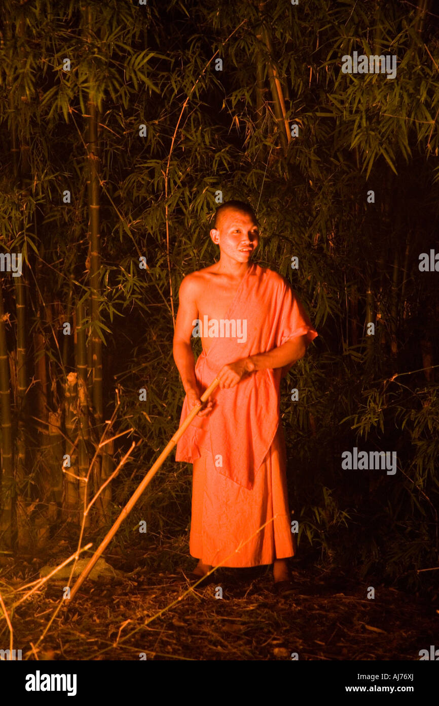 Monaco buddista e la luce di falò a Pakbeng sul fiume Mekong in Laos tra Luang Prabang e Huay Xai Foto Stock