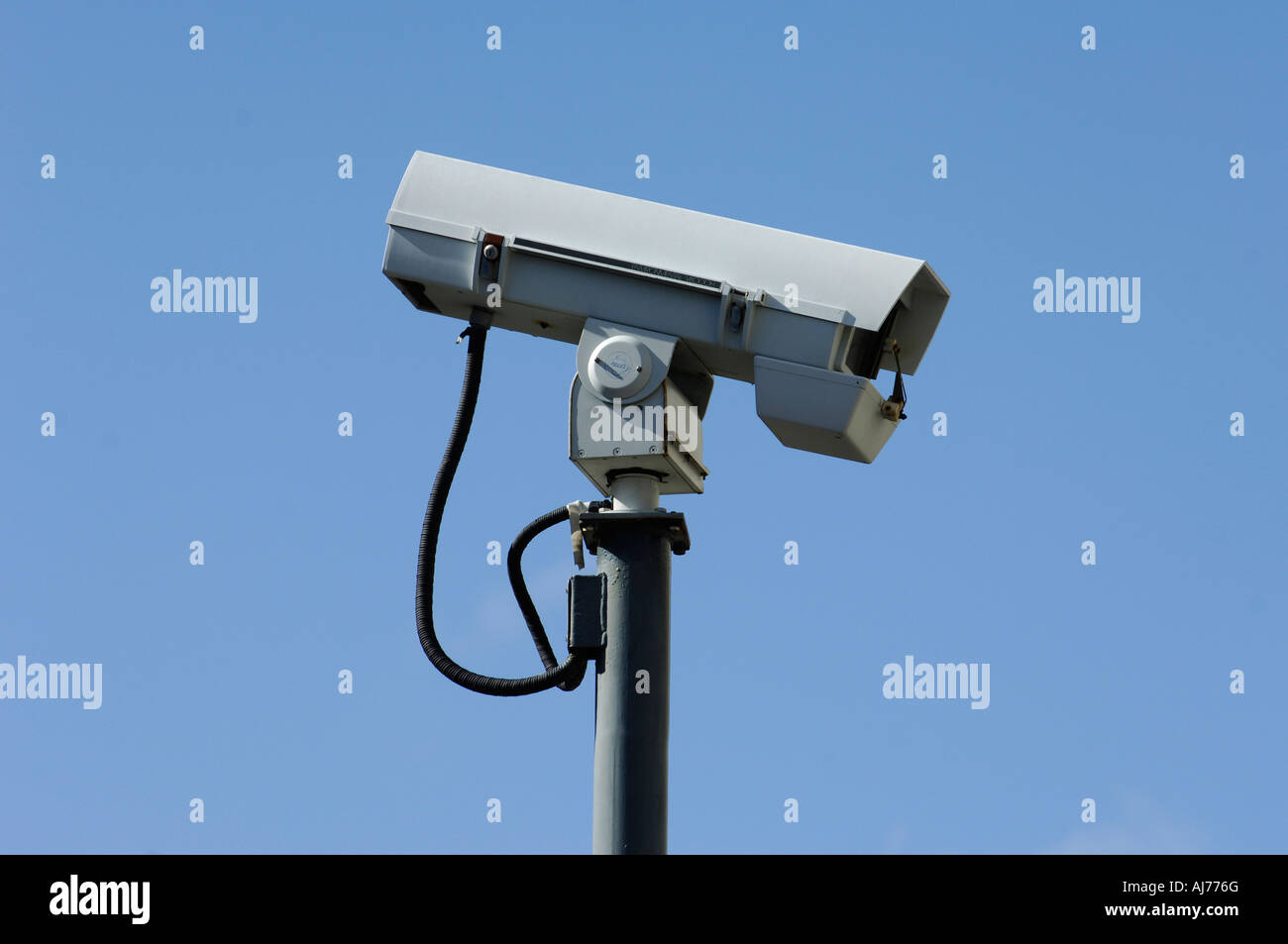 Telecomando di panoramica e inclinazione della telecamera di sicurezza con  tergivetro anteriore montato su un palo Foto stock - Alamy