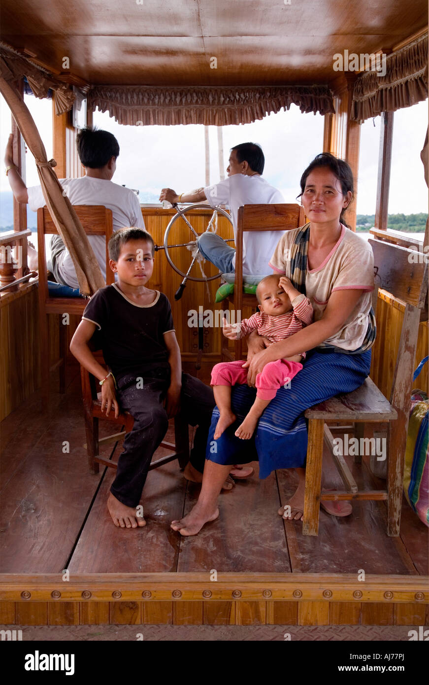 Loa o famiglia tailandese di equipaggio sulla barca lenta tra Luang Prabang e Huay Xai sul fiume Mekong in Laos Foto Stock