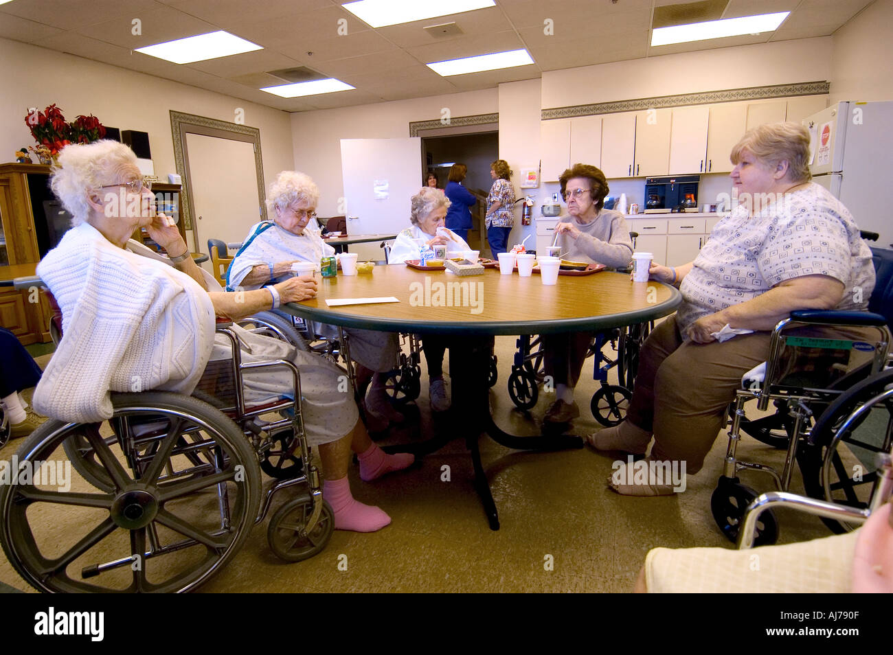 Senior femmine mangiare pranzo mentre la riabilitazione in ospedale dopo la malattia MR Foto Stock