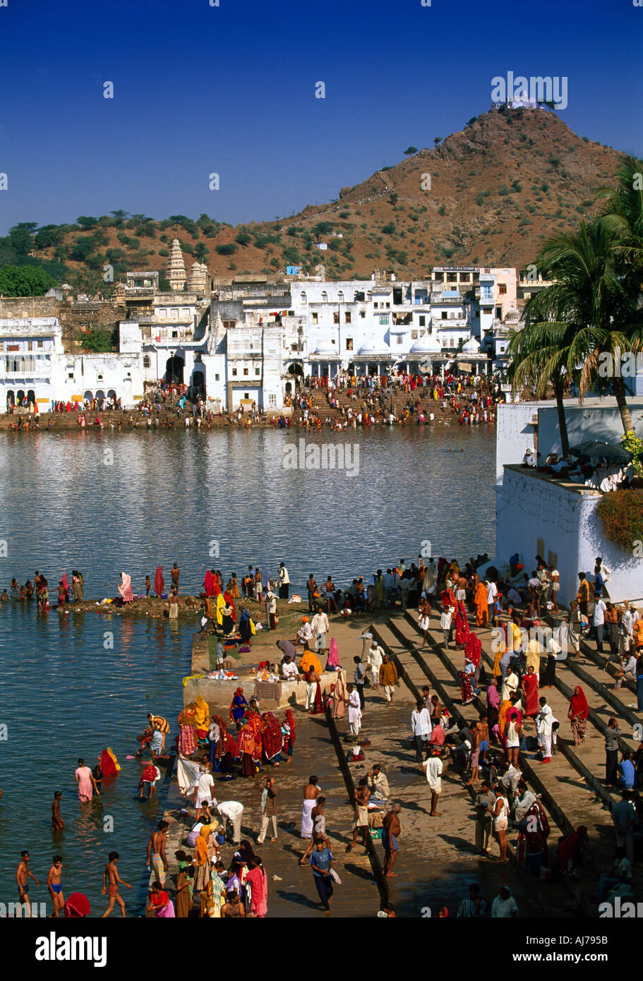 India Rajasthan, migliaia di pellegrini affollano i ghats durante l'annuale pellegrinaggio indù al santo lago Pushkar Foto Stock