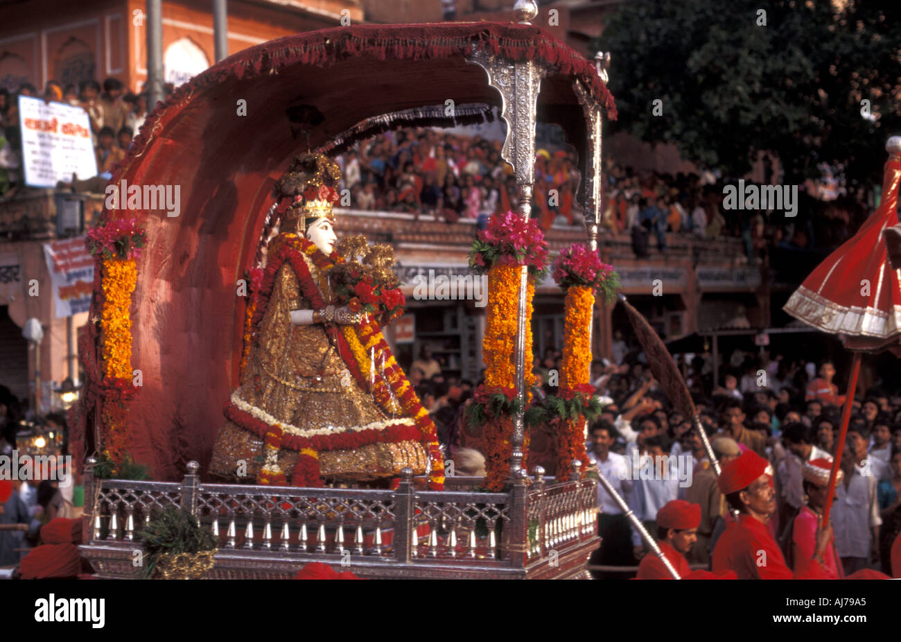 Processione al di fuori del Hawa Mahal Jaipur India Rajasthan Foto Stock