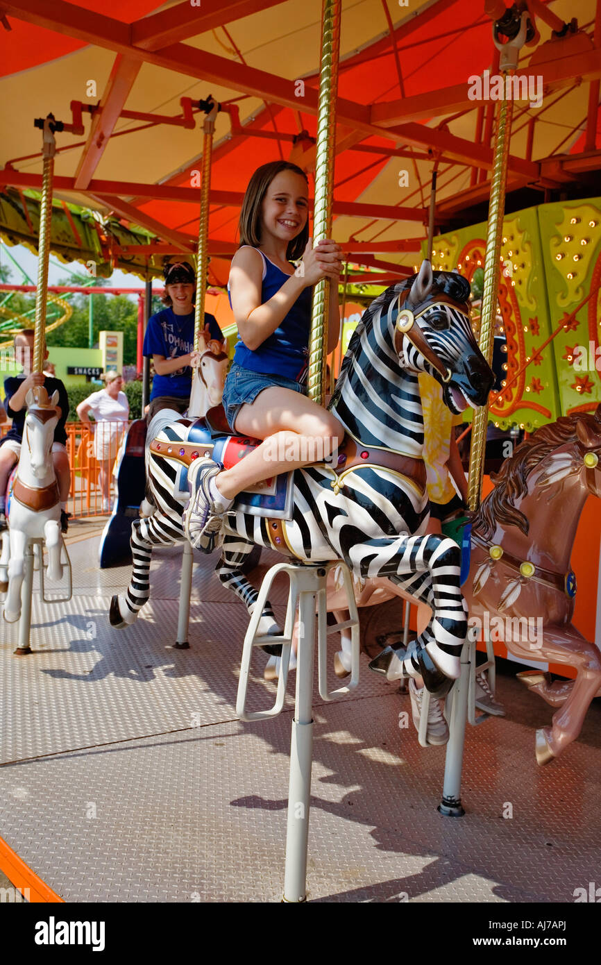 Ragazza giovane godendo la giostra di Nickelodeon Universe a Kings Island Amusement Park Cincinnati in Ohio Foto Stock