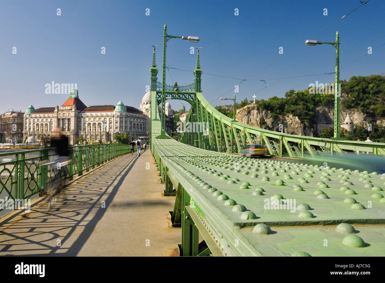 Ponte della Libertà con il Gellert Hotel e complesso di bagni sul fiume Danubio, Budapest, Ungheria. Foto Stock