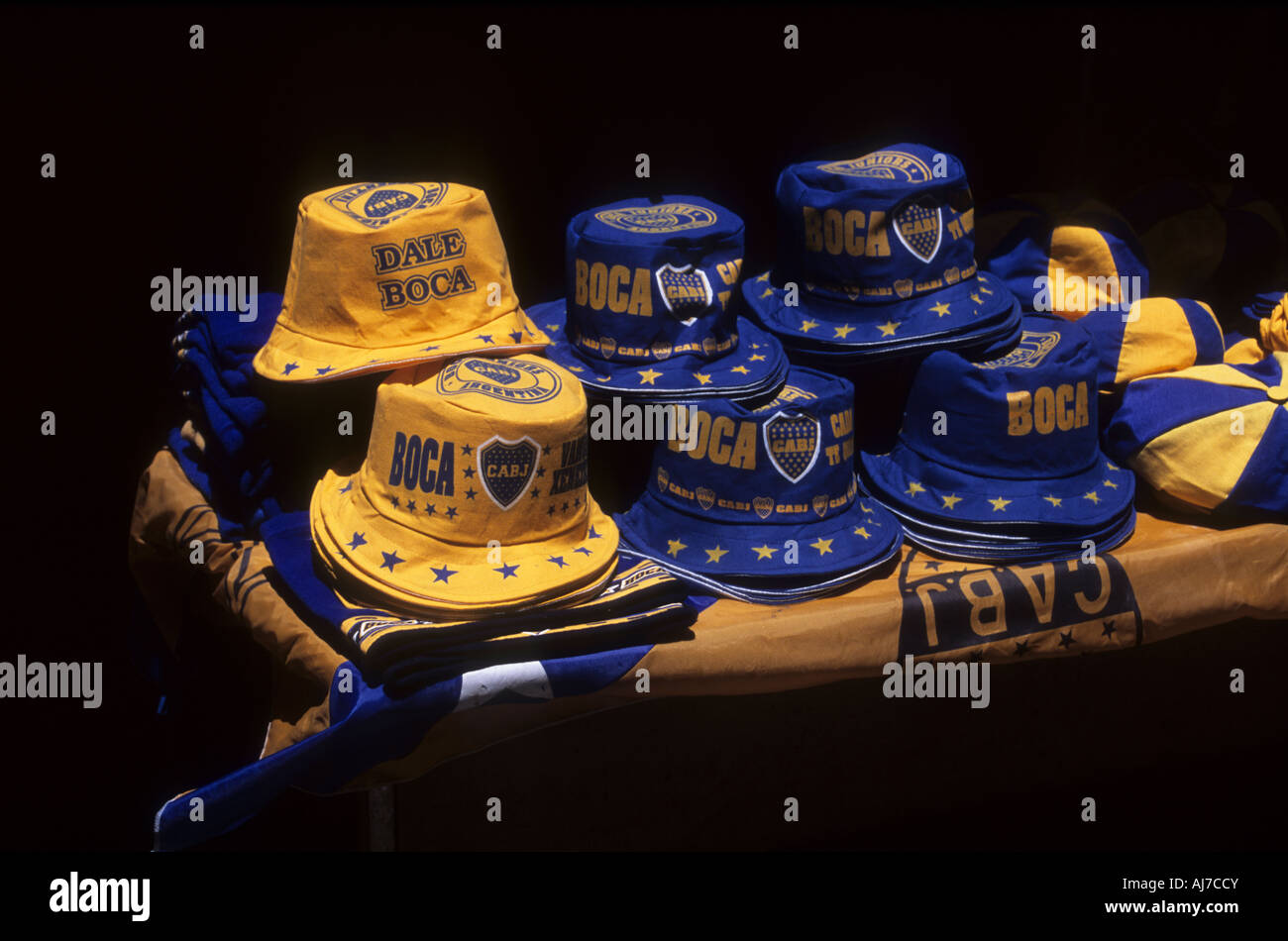 Boca Juniors cappelli secchio in vendita su mercato stallo, la Boca, Buenos Aires, Argentina Foto Stock