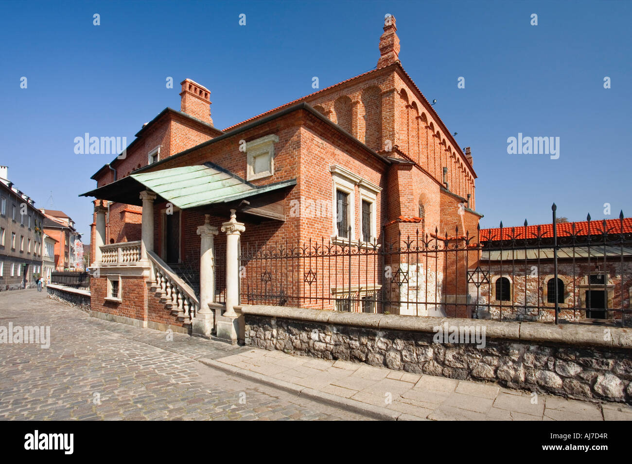 La vecchia Sinagoga come visto dalla Piazza Bawol situato a Cracovia il quartiere Kazimierz Cracovia in Polonia. Foto Stock