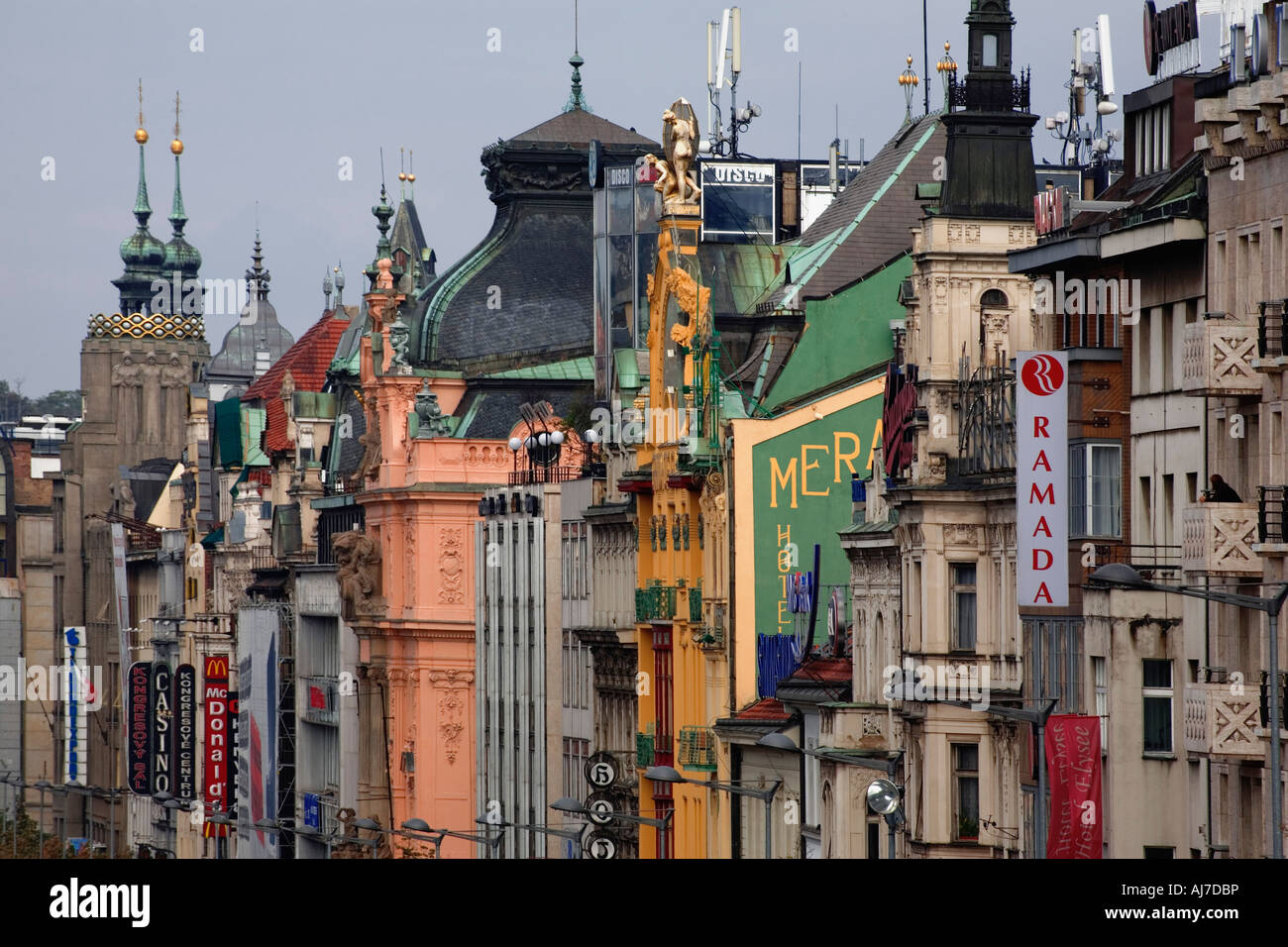 L'ornato e belle facciate sono esempi di stili decorativi utilizzati da architetti ceca sulla Piazza Venceslao, Praga. Foto Stock