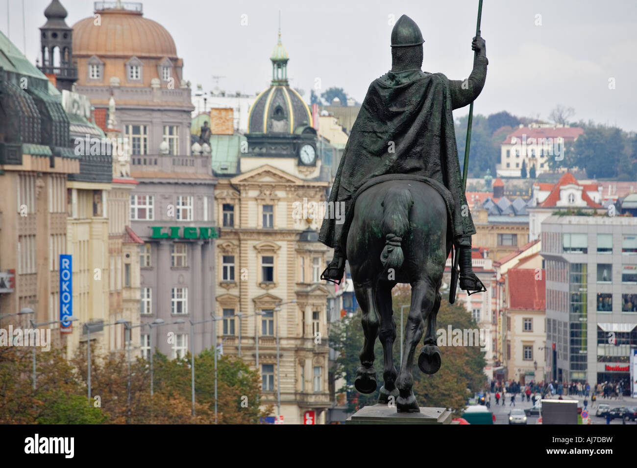 La statua equestre in bronzo di san Venceslao guarda oltre il boulivard chiamato dopo di lui, Praga Repubblica Ceca. Foto Stock